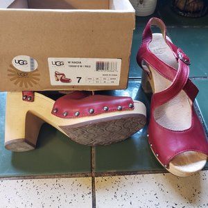 NIB Ugg Nadia Platform Sandals in Red